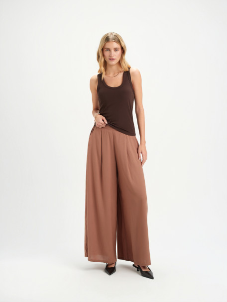 Top na ramiączkach w kolorze ciemnej czekolady 