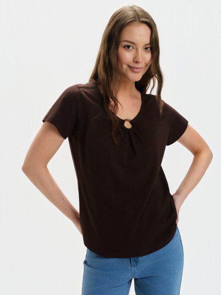Ciemnobrązowy top z aplikacją przy dekolcie 