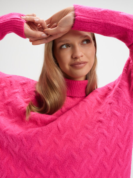 Różowy sweter z golfem 