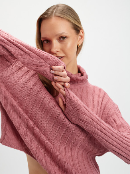 Sweter z golfem pudrowy róż 