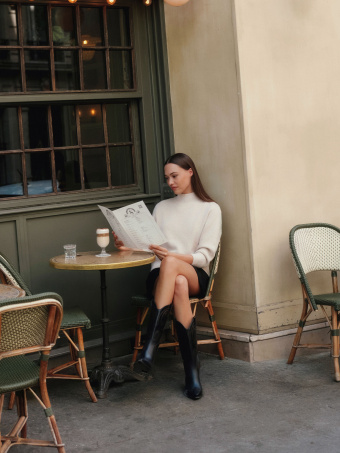 Beżowy sweter z rozcięciem z tyłu 