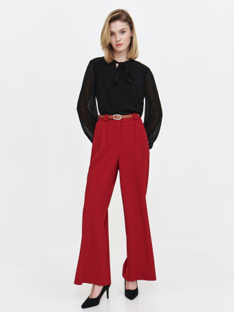 Bluzka z efektownym wiązaniem pod szyją 