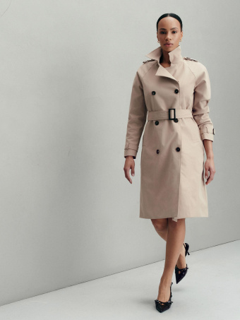 Klasyczny beżowy trencz 