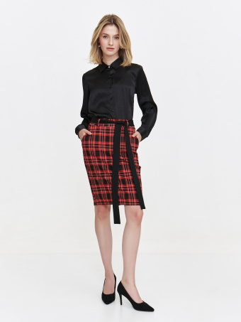 Czarna koszula z ozdobnymi guzikami 