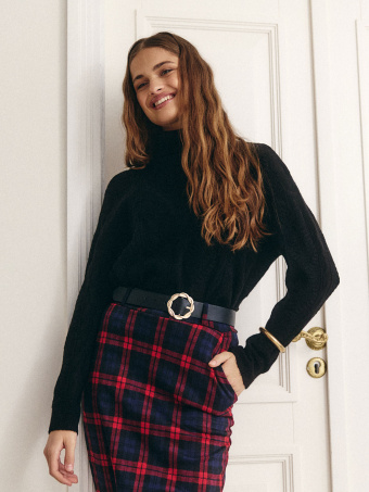 Ołówkowa spódnica w kratę z paskiem 