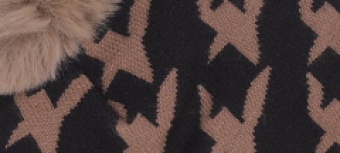 Czapka w pepitkę z pomponem