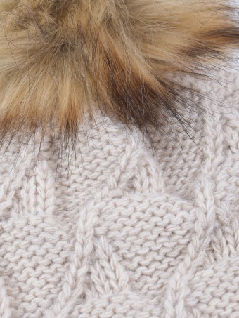 Czapka damska z pomponemczapka damska z pomponem