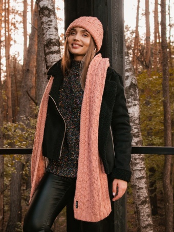 Kolorowy sweter z fantazyjnym splotem