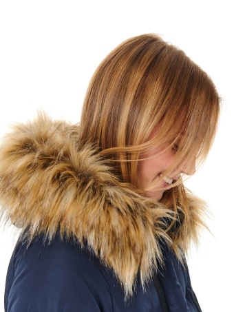 Długa pikowana kurtka z ozdobnymi taśmami