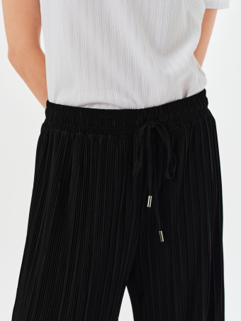 Czarne spodnie o strukturalnej fakturze