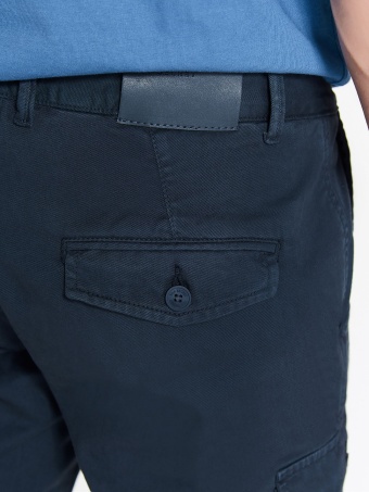 Spodnie męskie typu bojówki o regularnym kroju