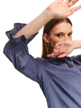 Sukienka z falbanką i wiązaniem