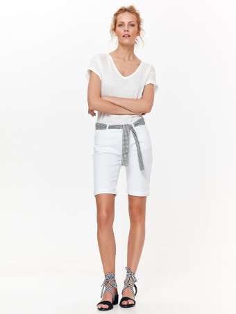 Szorty przed kolano z paskiem