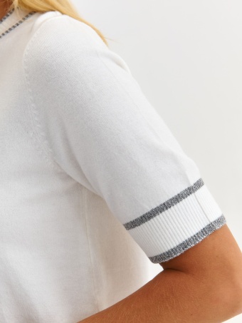 Sweter z ozdobnym przeszyciem