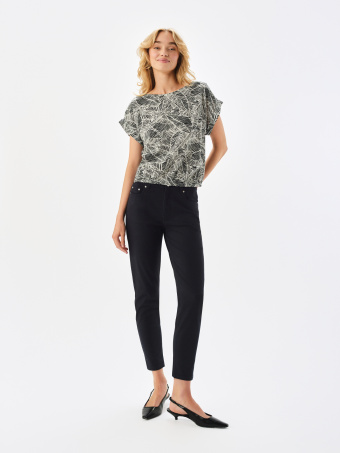 Bluzka z tropikalnym motywem 