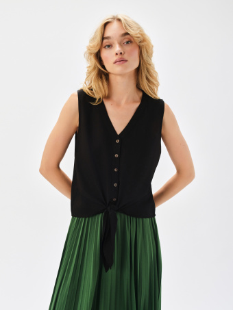 Czarna bluzka z wiązaniem u dołu 