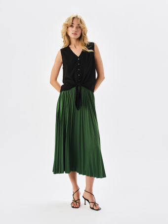 Czarna bluzka z wiązaniem u dołu 