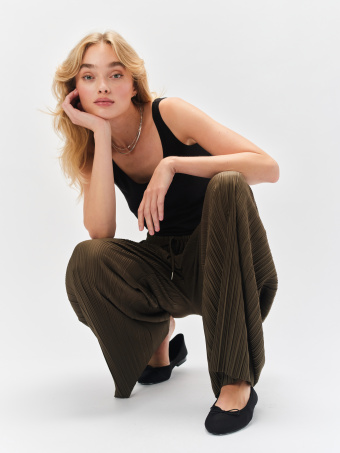 Luźne spodnie w kolorze ciemnozielonym 