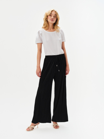 Czarne spodnie o strukturalnej fakturze