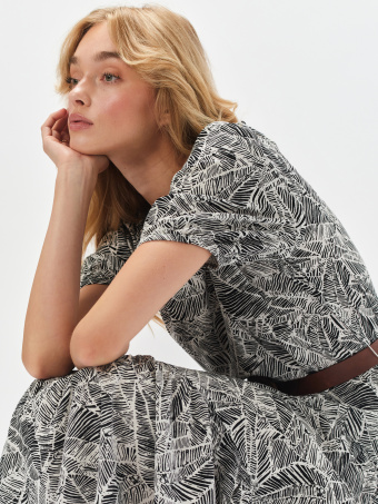 Wzorzysta sukienka z paskiem w talii 