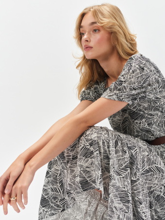 Wzorzysta sukienka z paskiem w talii 