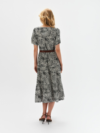 Wzorzysta sukienka z paskiem w talii 