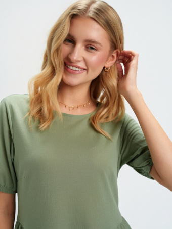 Oliwkowa sukienka z falbanką u dołu 