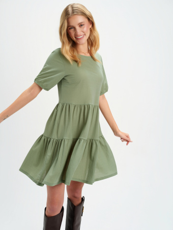 Oliwkowa sukienka z falbanką u dołu 