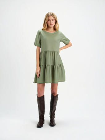 Oliwkowa sukienka z falbanką u dołu 