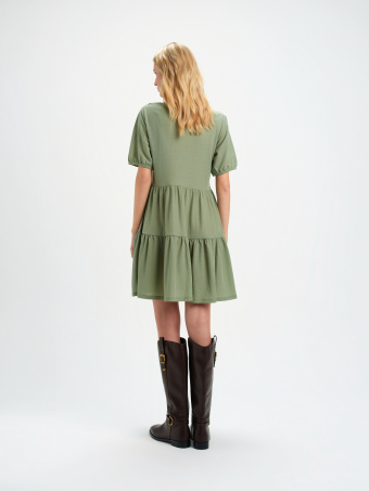 Oliwkowa sukienka z falbanką u dołu 