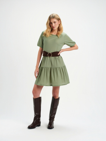 Oliwkowa sukienka z falbanką u dołu 
