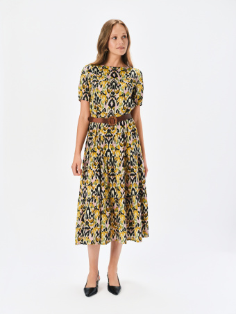 Wzorzysta sukienka z paskiem w talii 