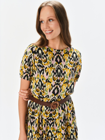 Wzorzysta sukienka z paskiem w talii 