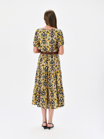 Wzorzysta sukienka z paskiem w talii 