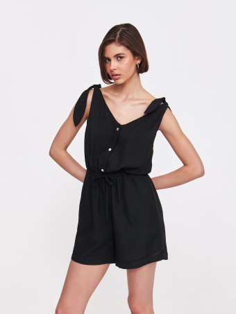 Czarny kombinezon z szortami 