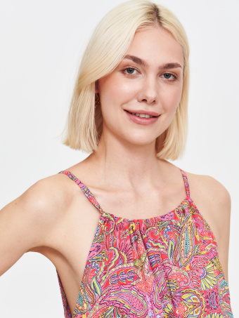 Sukienka z efektownym dekoltem halter 