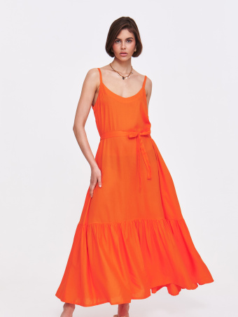 Pomarańczowa sukienka z wiązaniem w talii 