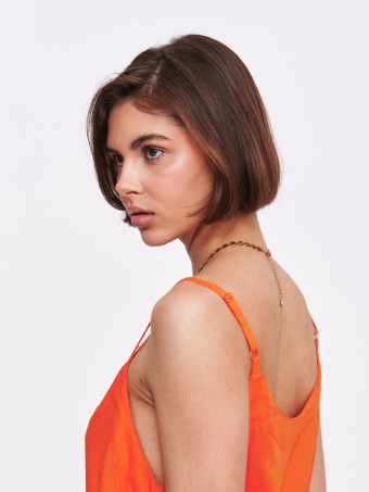 Pomarańczowa sukienka z wiązaniem w talii 