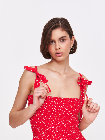 Czerwona sukienka z groszki 