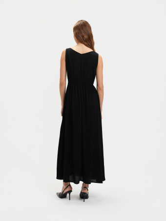 Czarna sukienka z głębokim dekoltem 