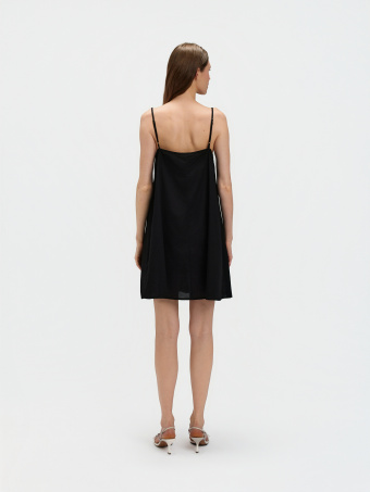 Zwiewna sukienka na ramiączkach 