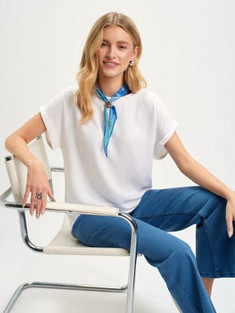 Biała bluzka z wydłużonym tyłem 