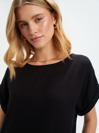 Czarna bluzka z wydłużonym tyłem