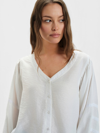 Biała bluzka z bufiastymi rękawami 