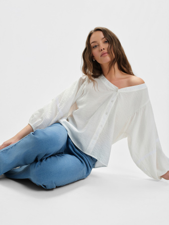 Biała bluzka z bufiastymi rękawami 