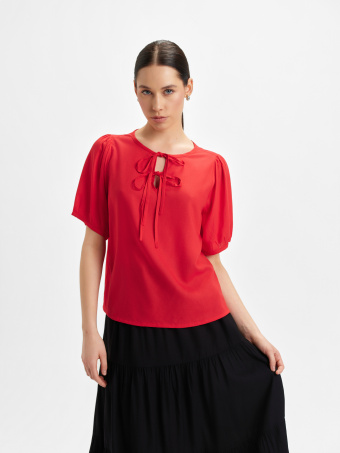 Czerwona bluzka z wiązaniem przy dekolcie 