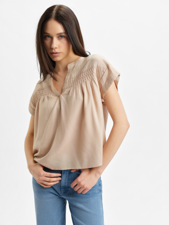 Beżowa bluzka z dekoltem v-neck 