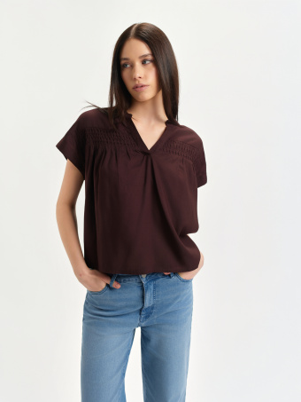 Ciemnobrązowa bluzka z dekoltem v-neck 