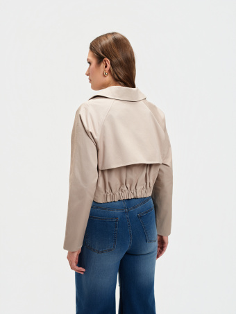 Krótki beżowy trencz 