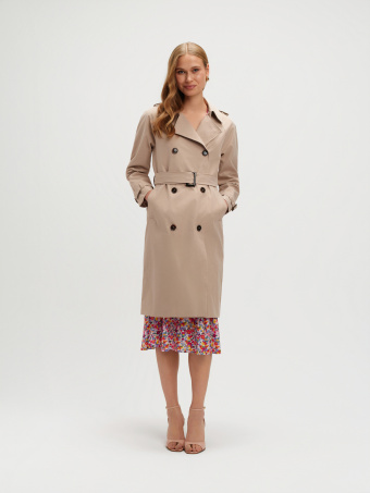 Klasyczny beżowy trencz 